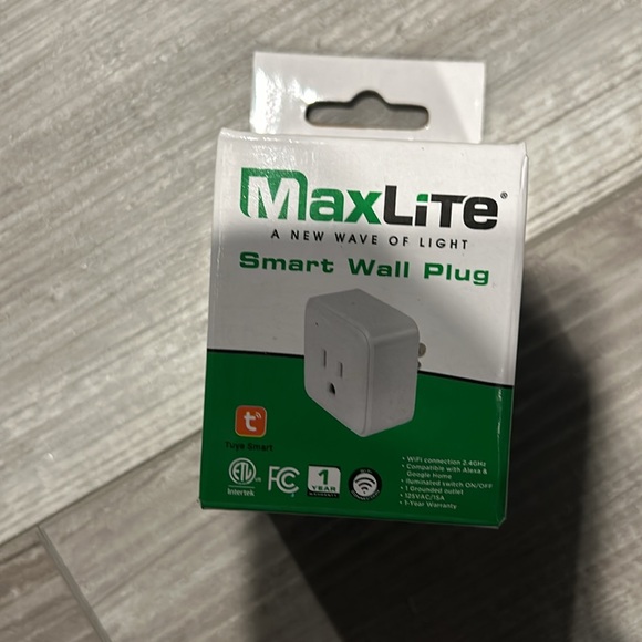 MaxLite Smart Wallplug - Picture 1 of 4